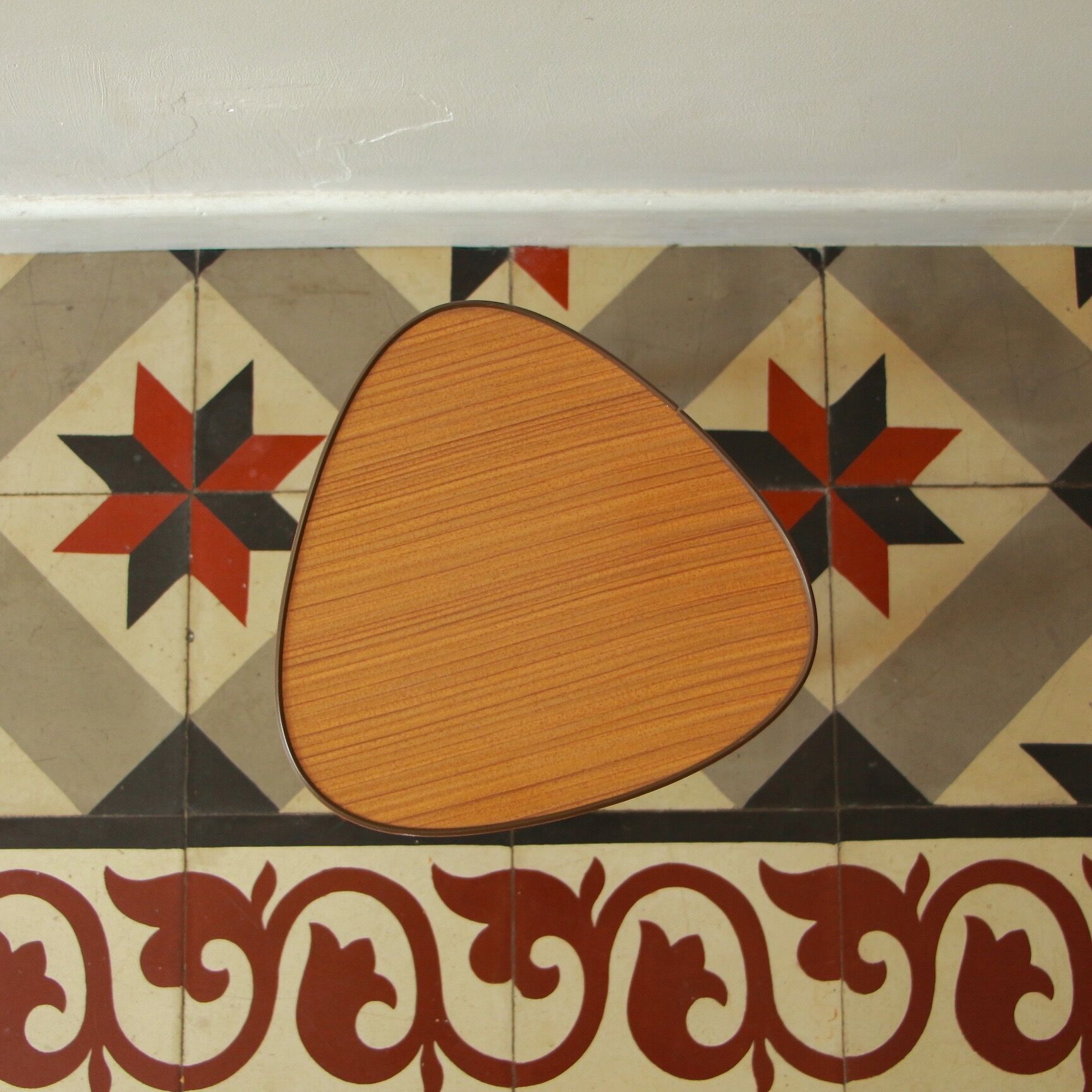 Formica tripod plant holder