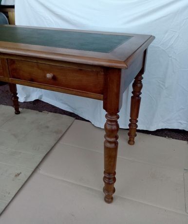 Ancien bureau en noyer massif