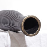 Vase en terre brun et or
