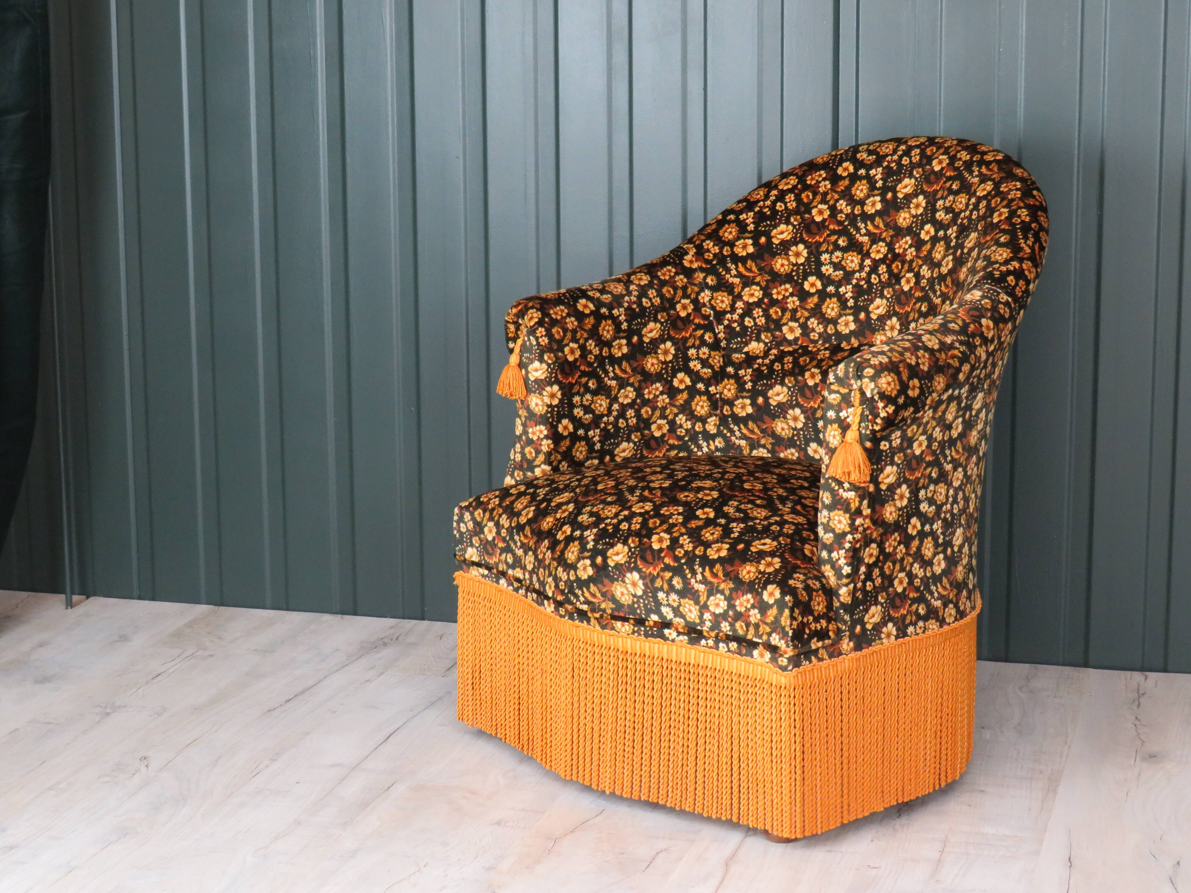 Velvet toad chair