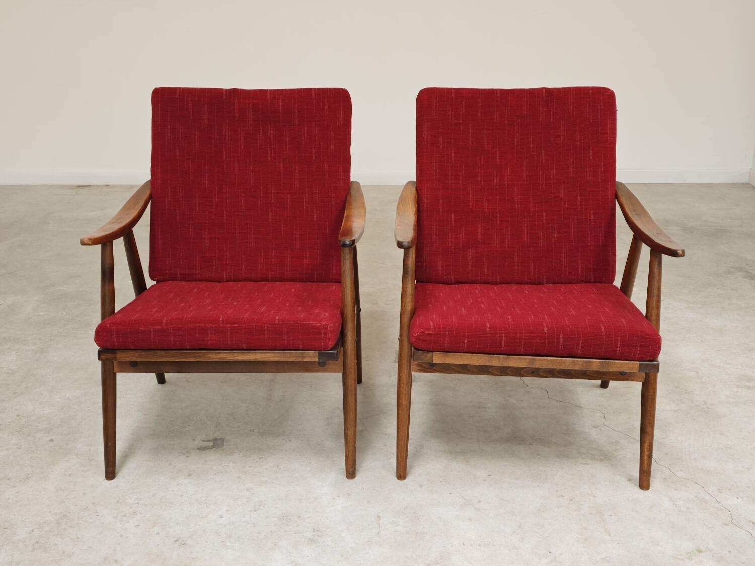 Pair of burgundy boomerang armchairs Antonin Suman Ton Bystrice (Thonet)
