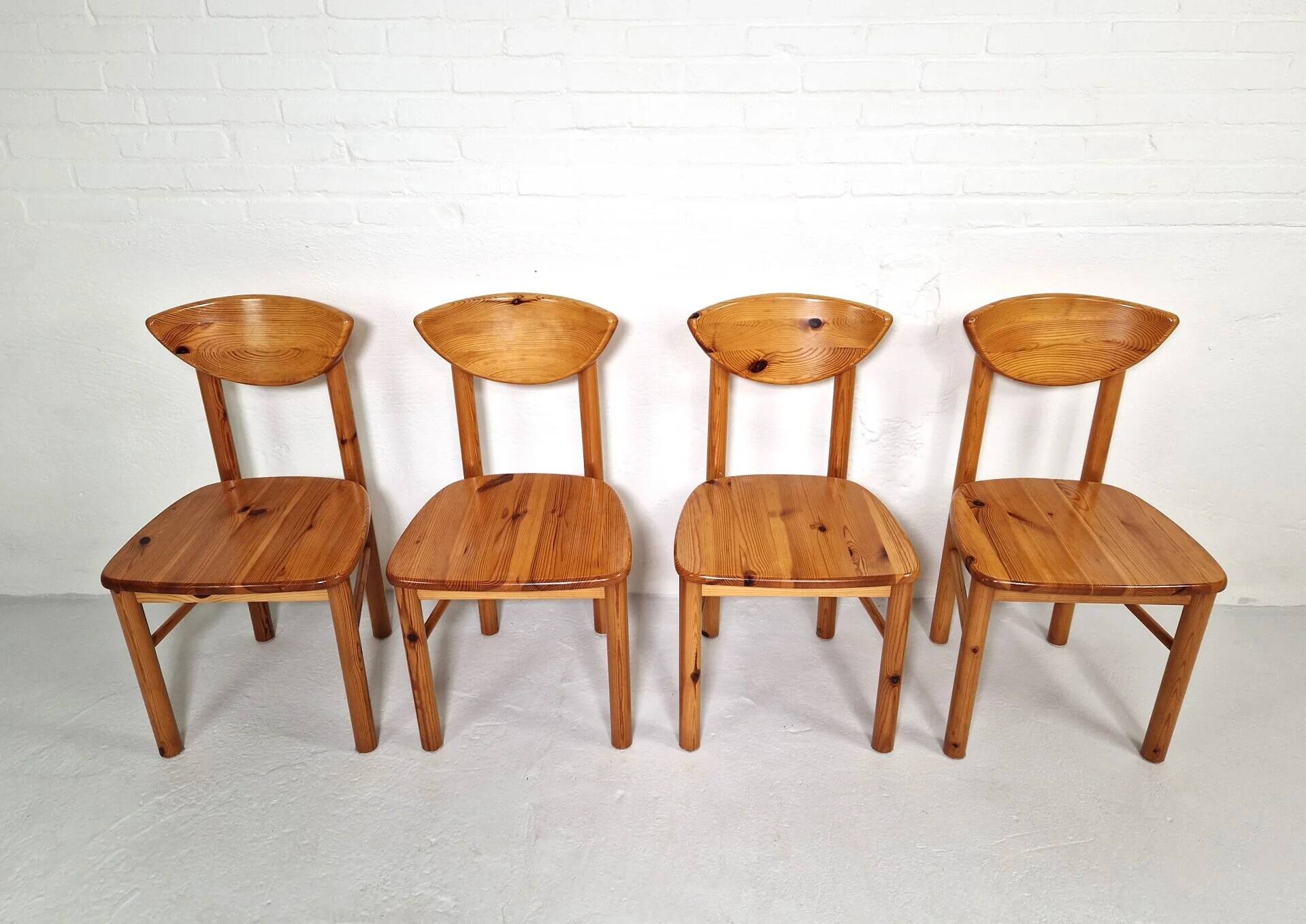 Set of 4 Daumiller pine dining chairs