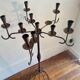 Grand chandelier sur pied en métal forgé art populaire