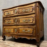 Commode Lyonnaise galbée époque Louis XV en noyer massif vers 1750