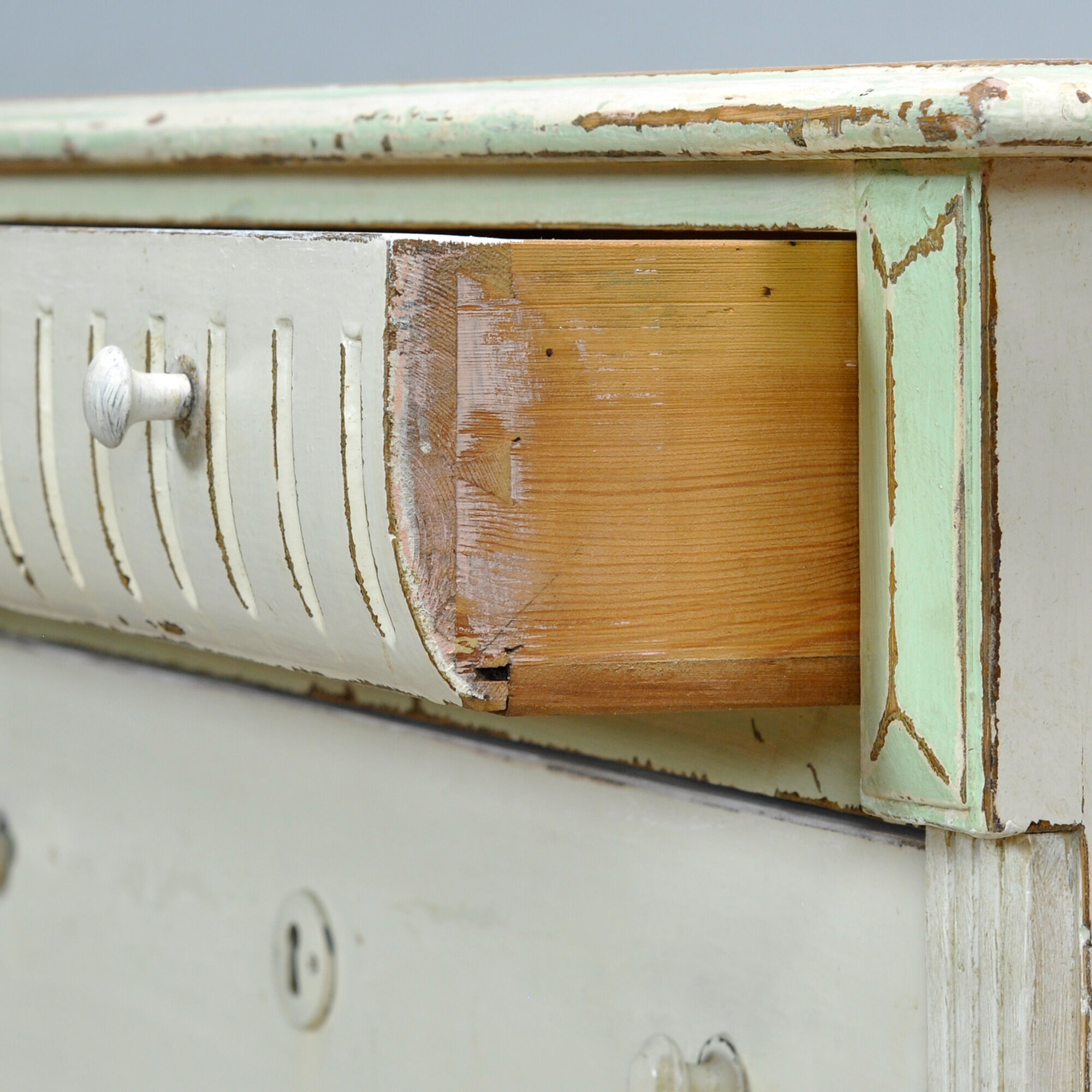 Commode en pin, vers 1910