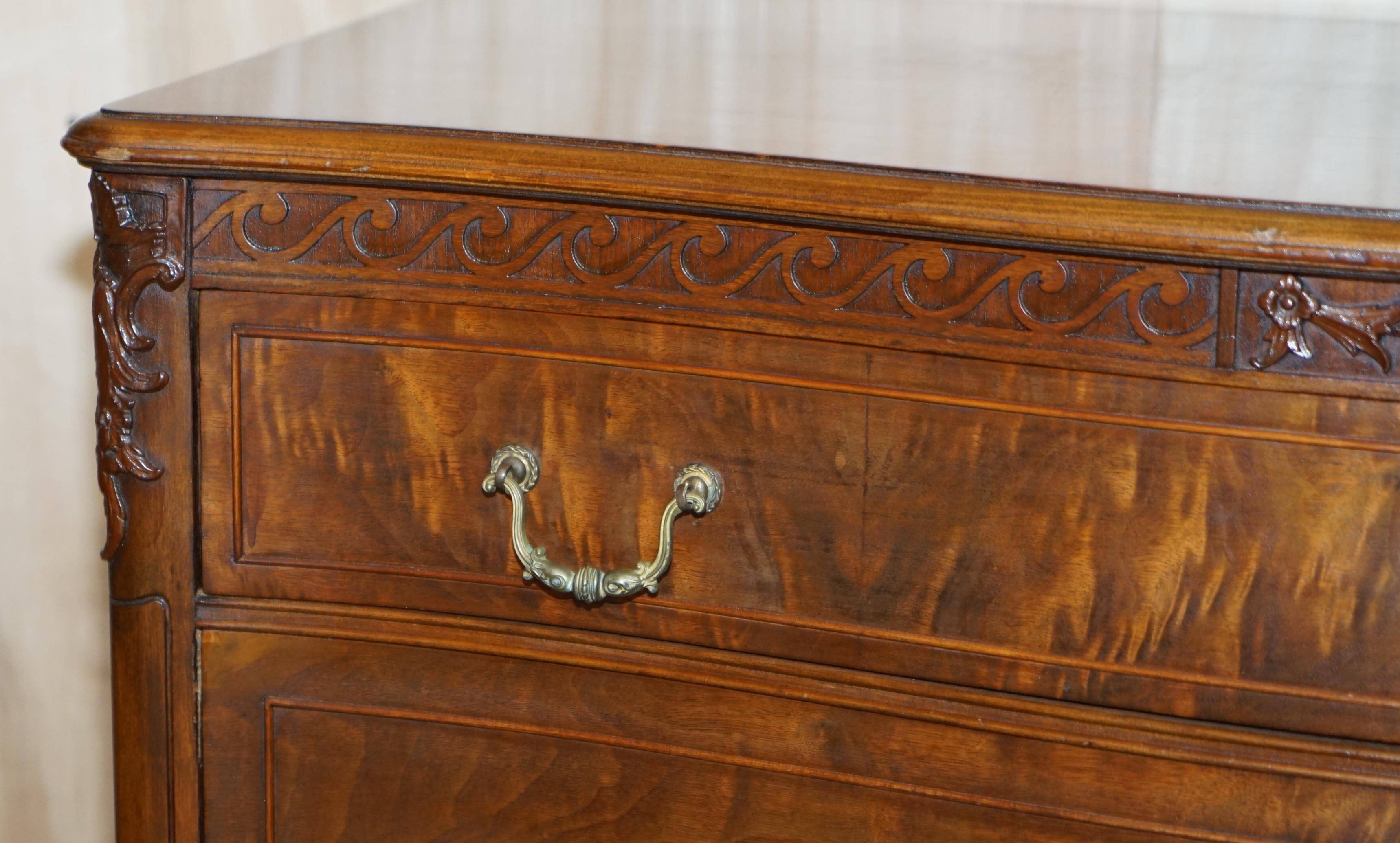 Commode Victorienne Tardive en Bois Dur Pieds Griffe et Boule