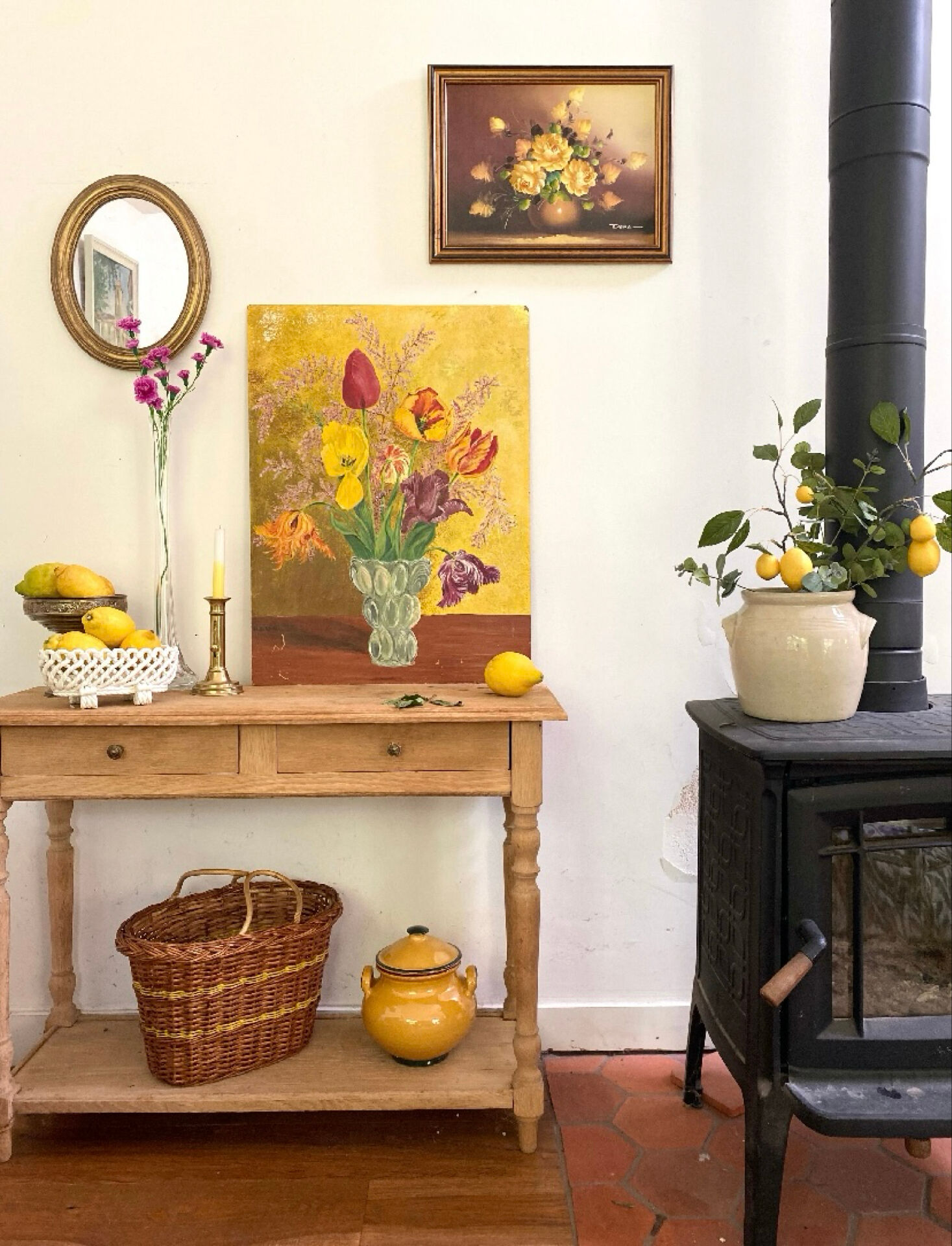Bouquet of tulips on a golden background — Oil on panel