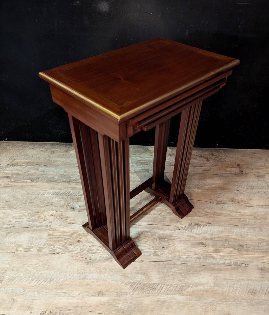 Série de 4 tables gigognes de style Louis XVI