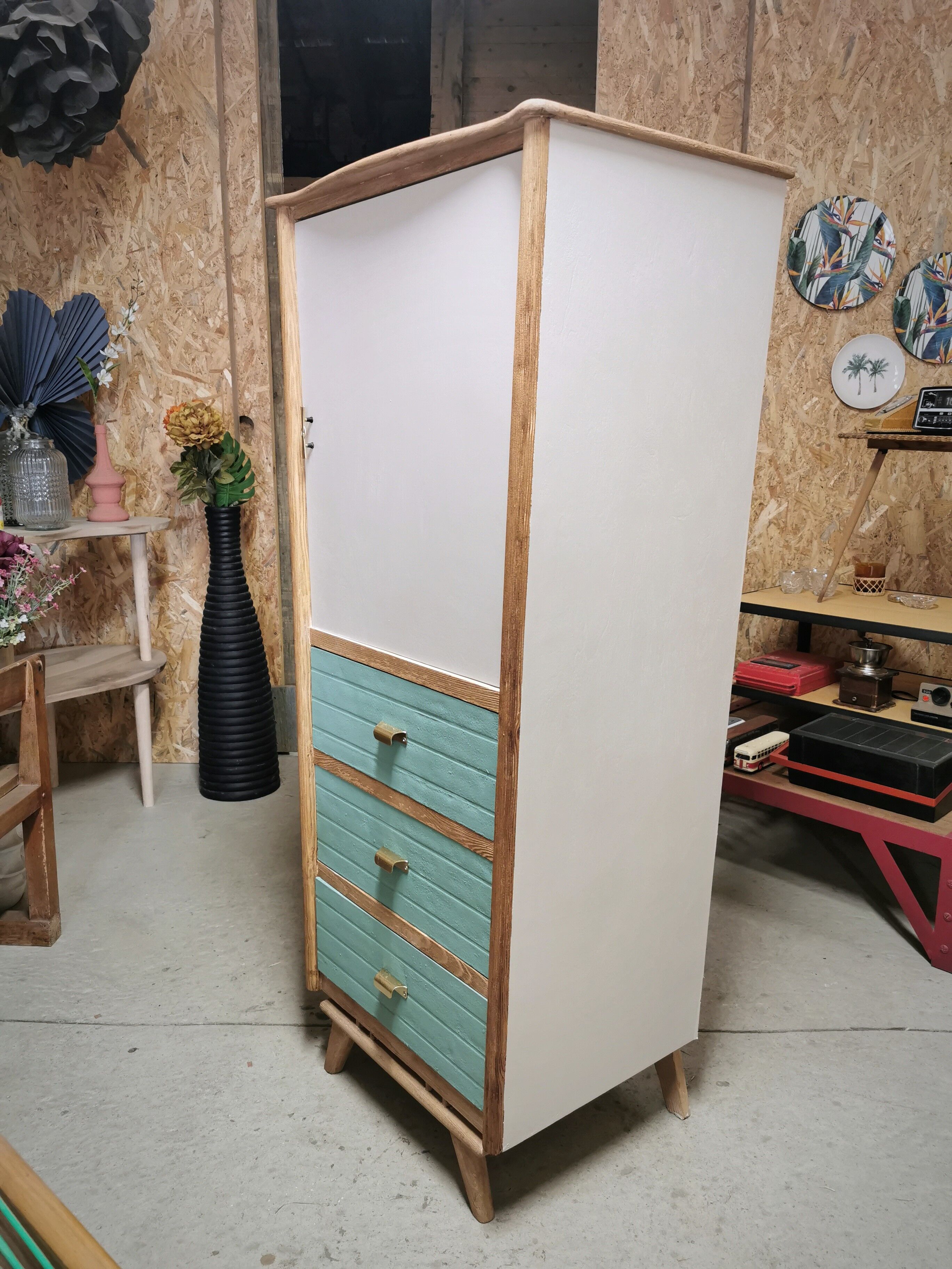 Asymmetrical compass foot cabinet