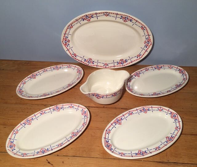 Together 4 ramekins, flat oval and sauce