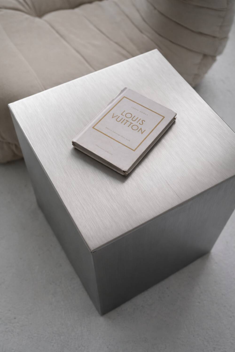 Table d'appoint Veliento "Silent Cube" en acier inoxydable brossé