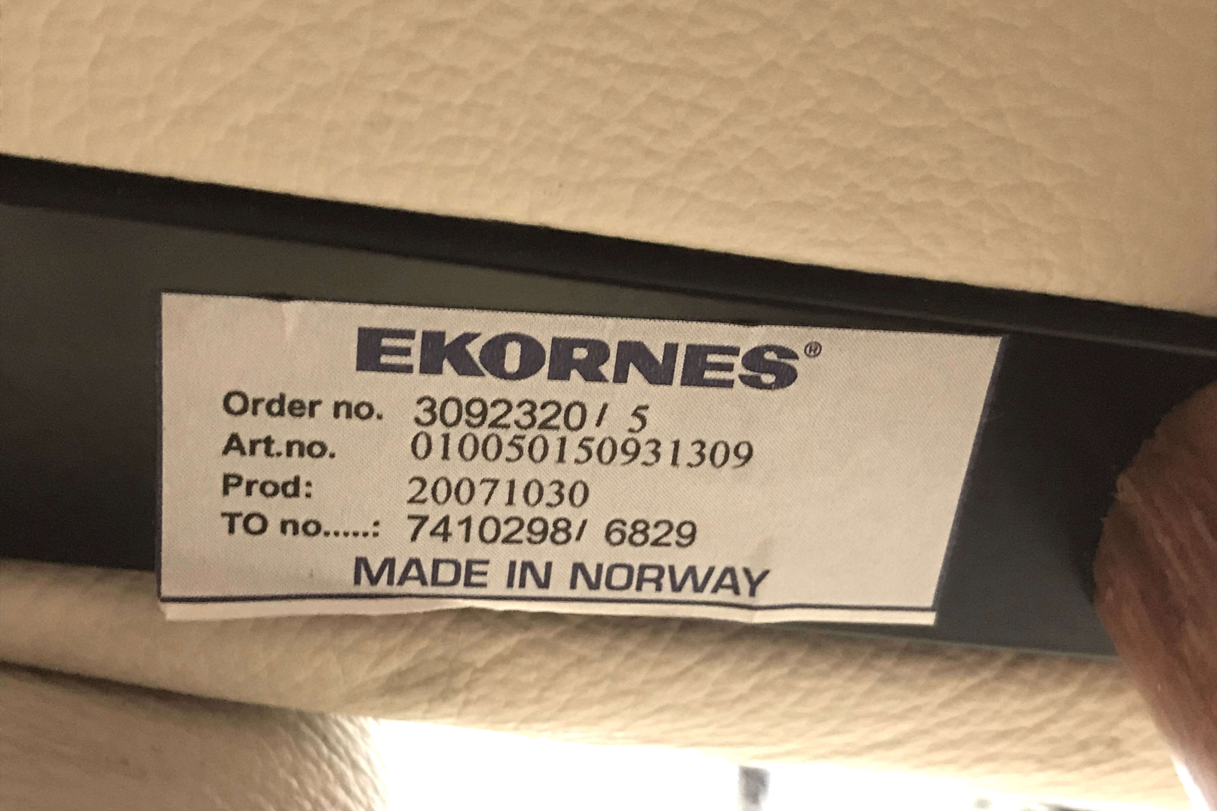 Stressless relaxation chair Consul (M) Classic in teak and ivory leather, Norway