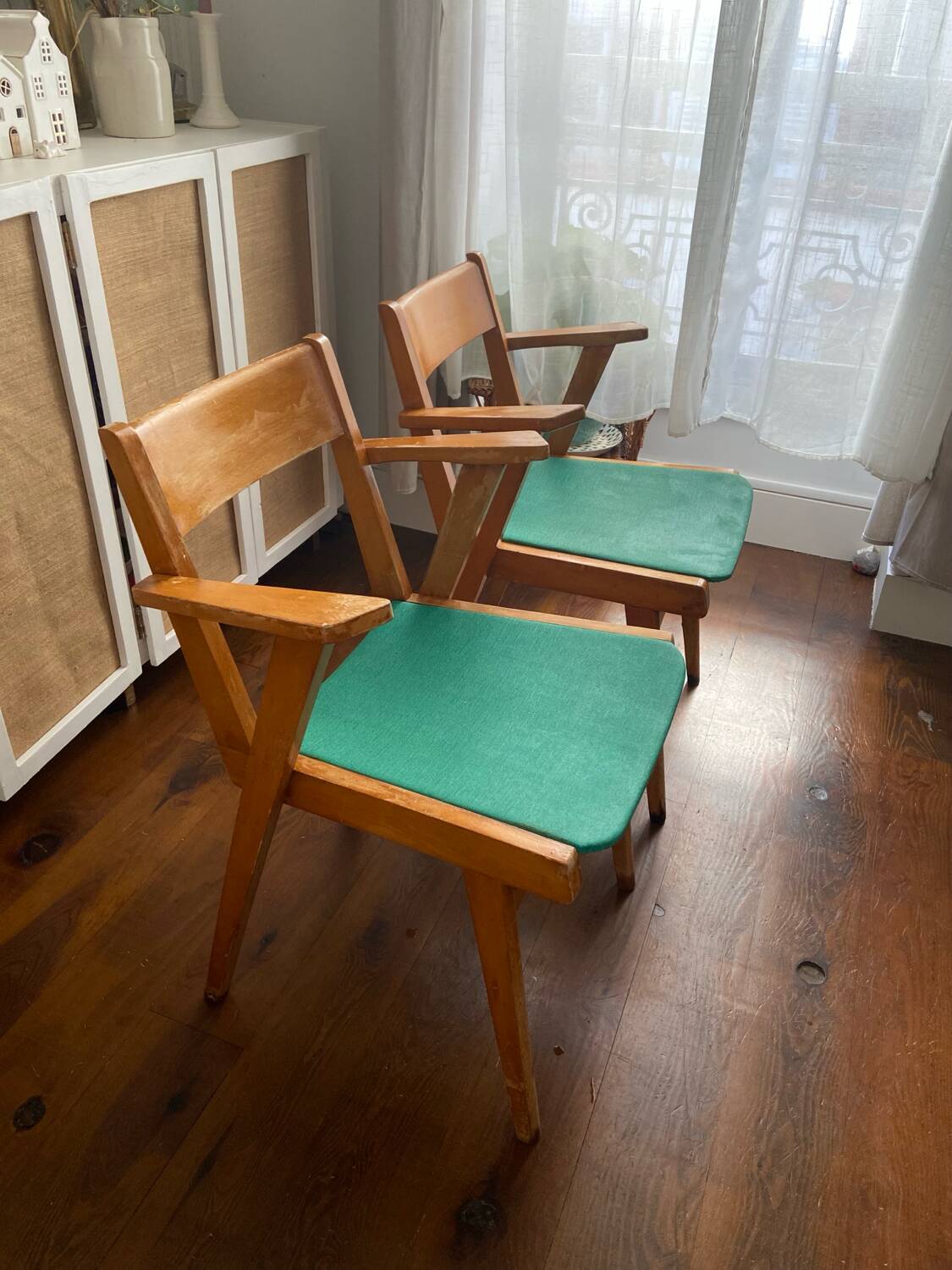 Lot de deux fauteuils Bridge Skaï pieds compas. Fauteuils scandinave vintage.