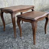 Ensemble de deux tables gigognes, esprit Louis XV, merisier, vintage, années 60