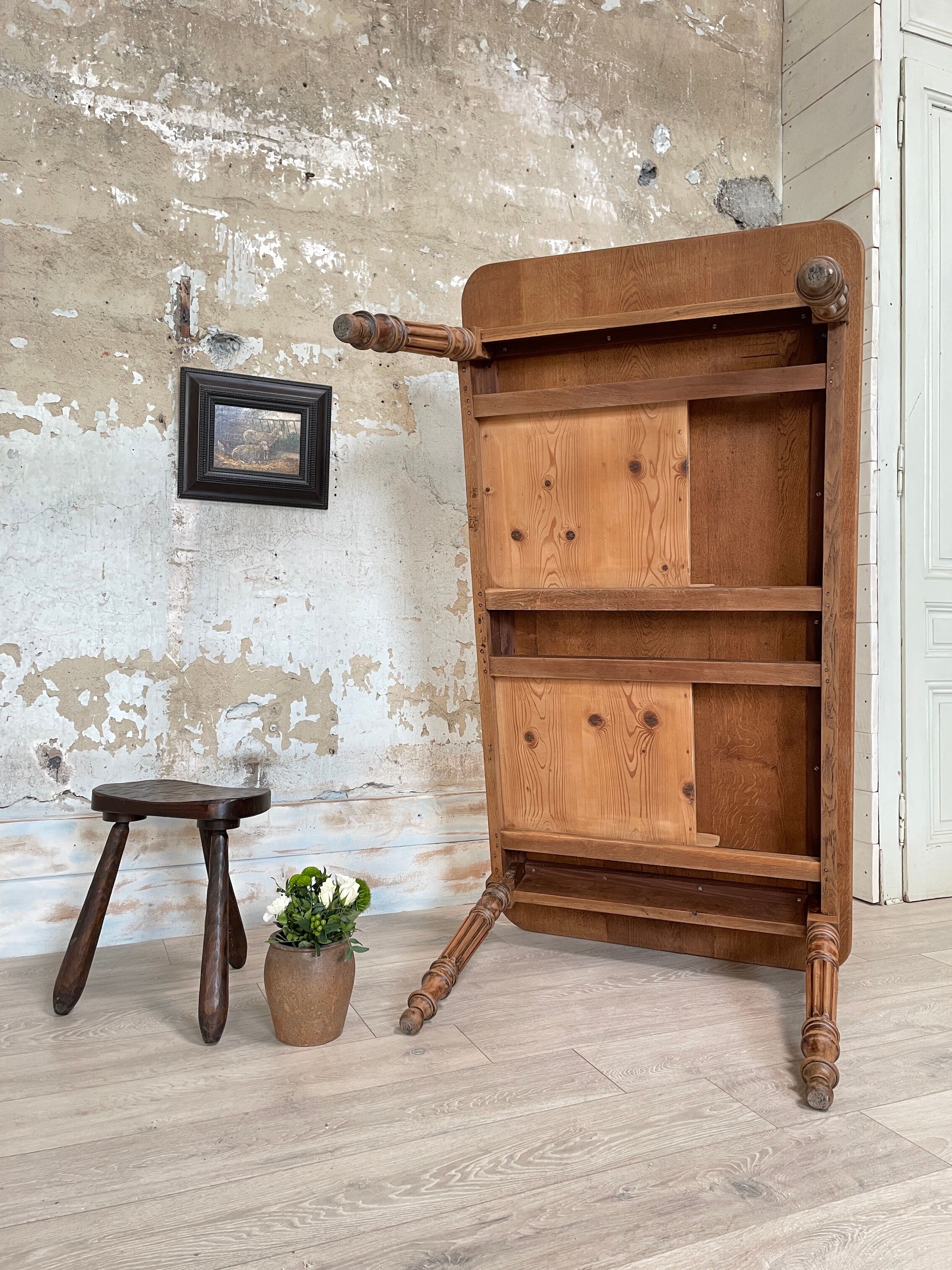 Table with turned legs in solid wood