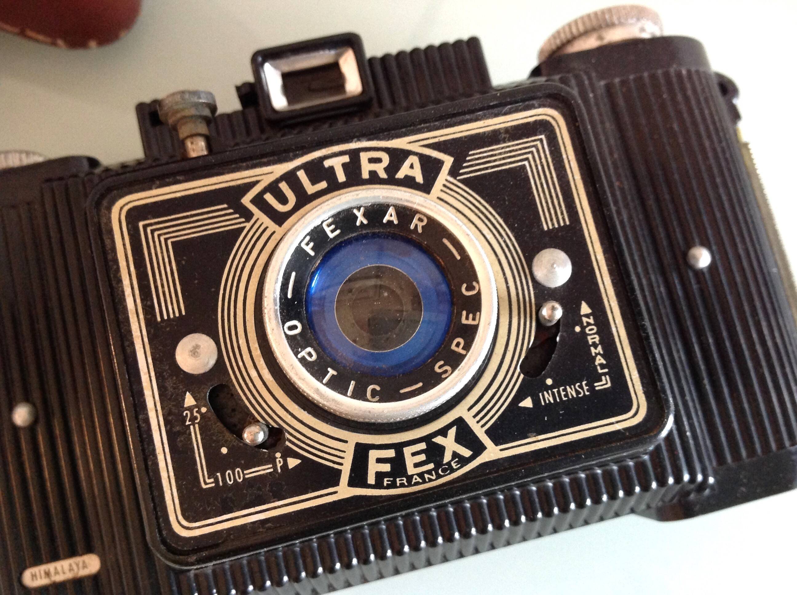 Appareil photo argentique Ultra Fex avec étui en cuir années 60