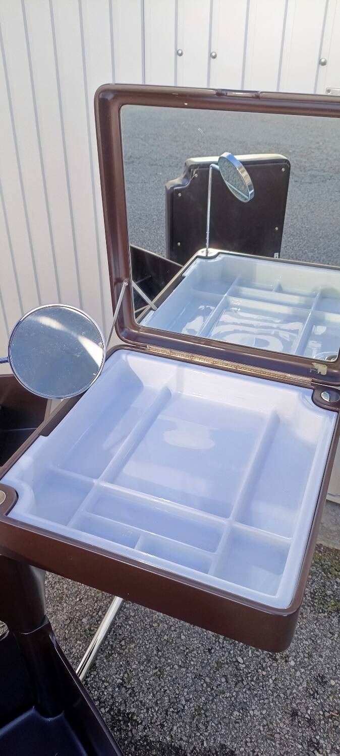 Hairdresser by Carlo Urbinati