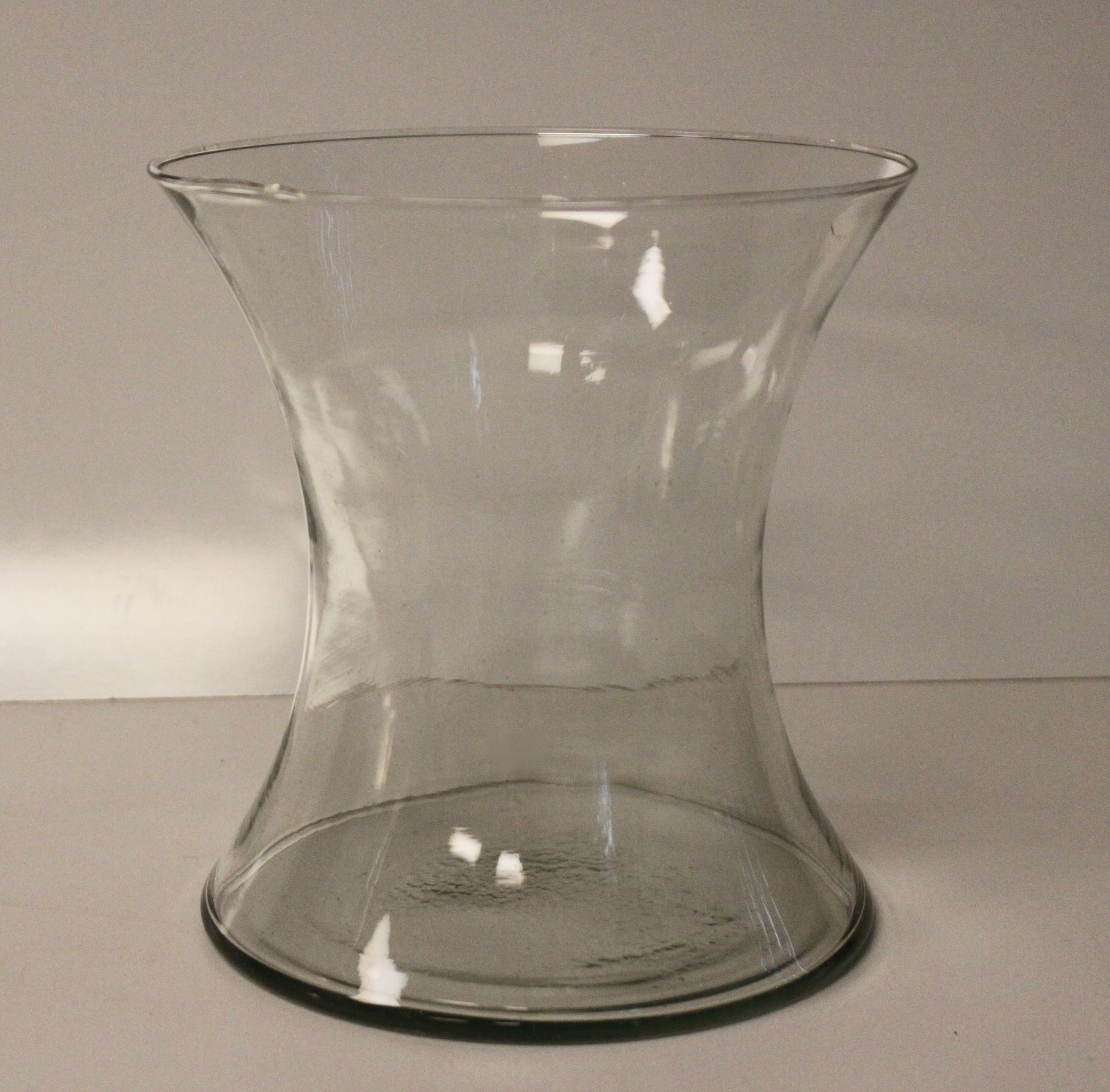 Transparent diabolo-shaped tealight vase