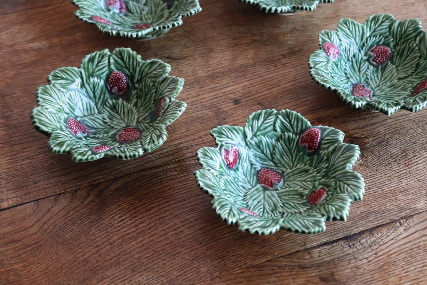 Set of 5 leaf-shaped bowls with strawberries – Caldas da Rainha (Portugal)