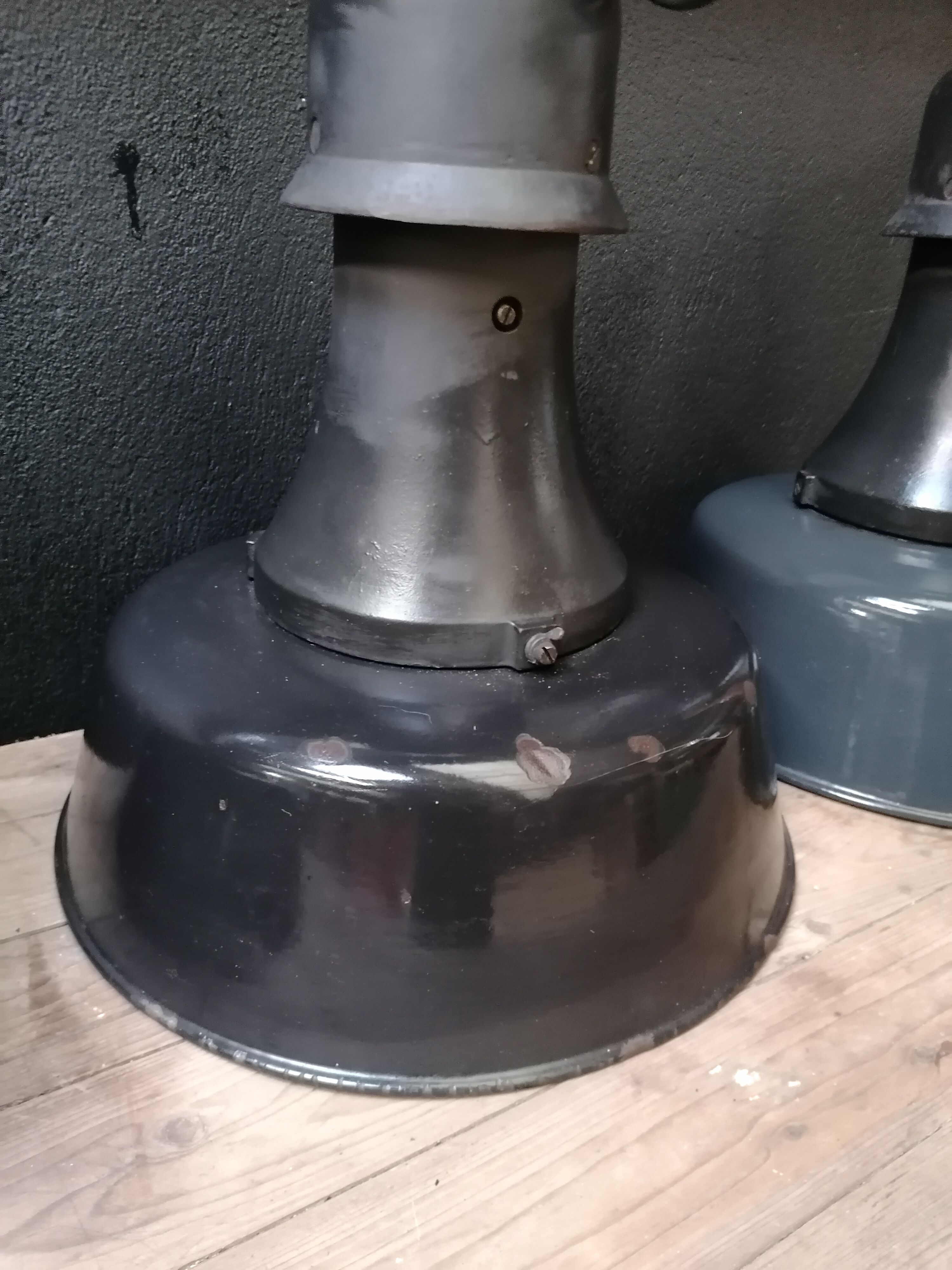 Industrial hanging lamps in enamelled metal, 50