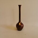 Vase mince avec finition métallique.