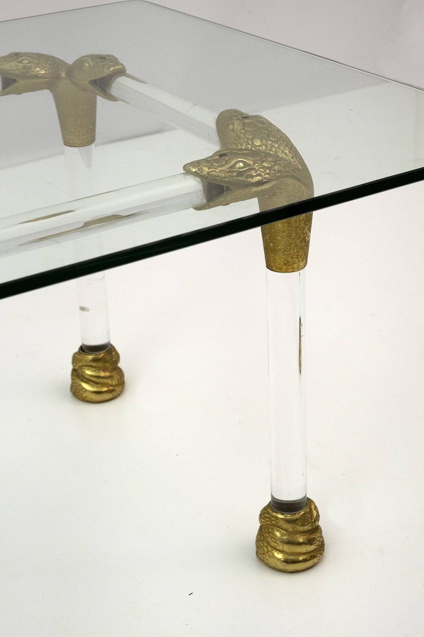 Table basse italienne en Lucite et laiton du milieu du siècle avec détails en tête de serpent