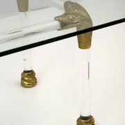 Table basse italienne en Lucite et laiton du milieu du siècle avec détails en tête de serpent