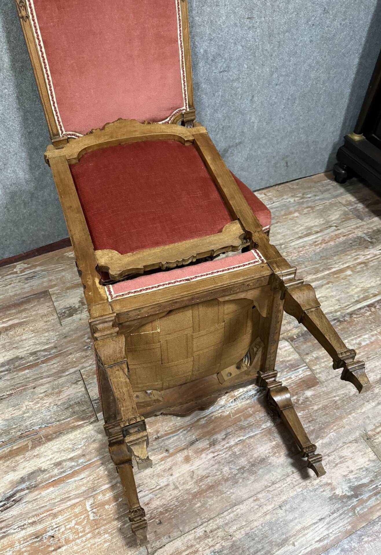 Importante paire de chaises de style Renaissance en bois sculpté