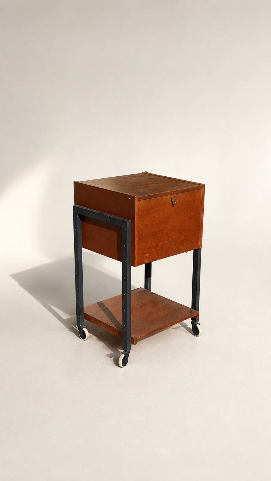 Table d'appoint / chariot des années 50 en bois et métal