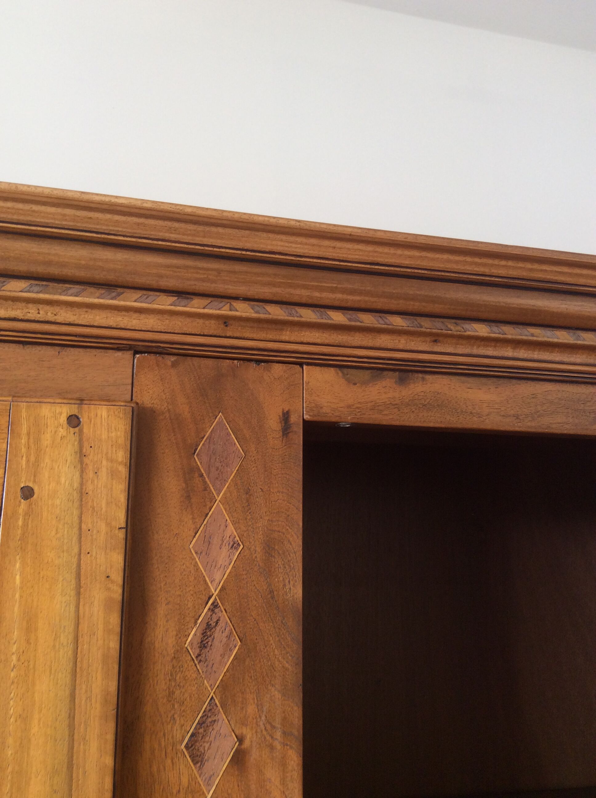 Armoire ancienne Alsacienne marquetée