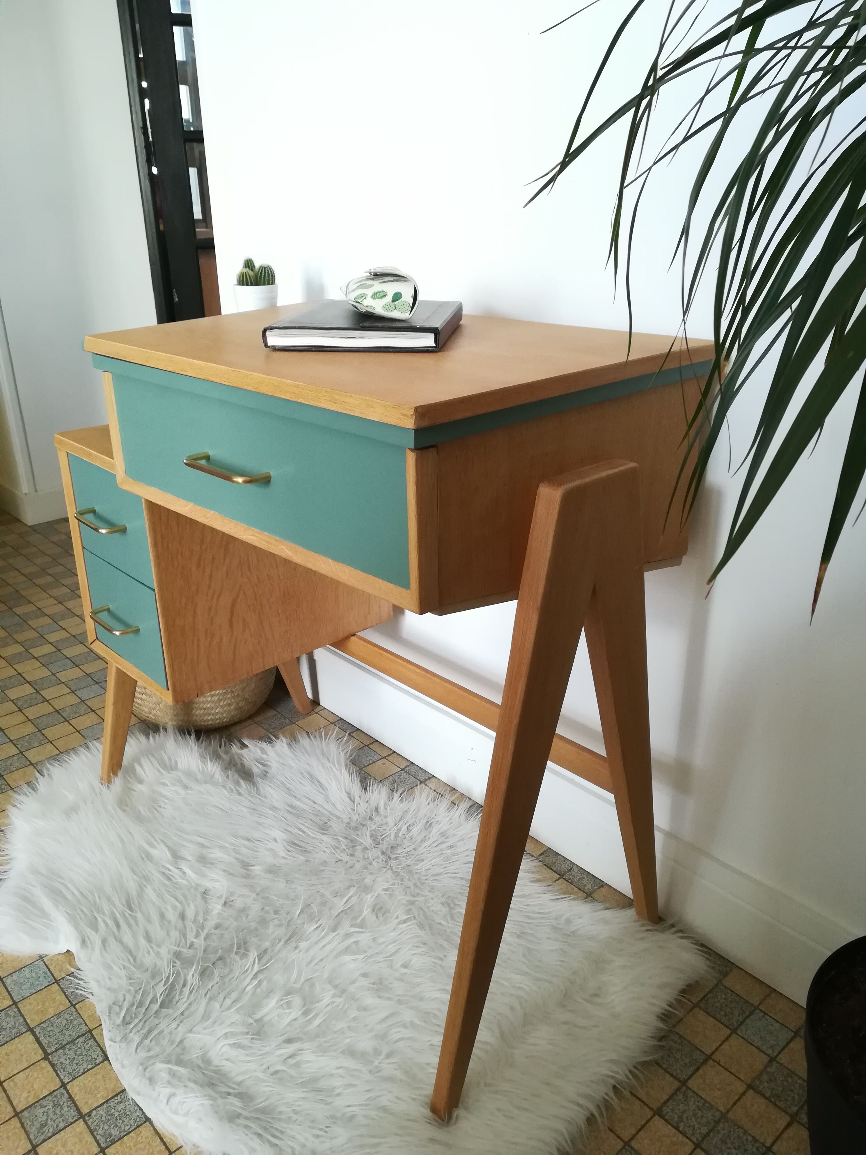 Vintage 50s office, compass feet