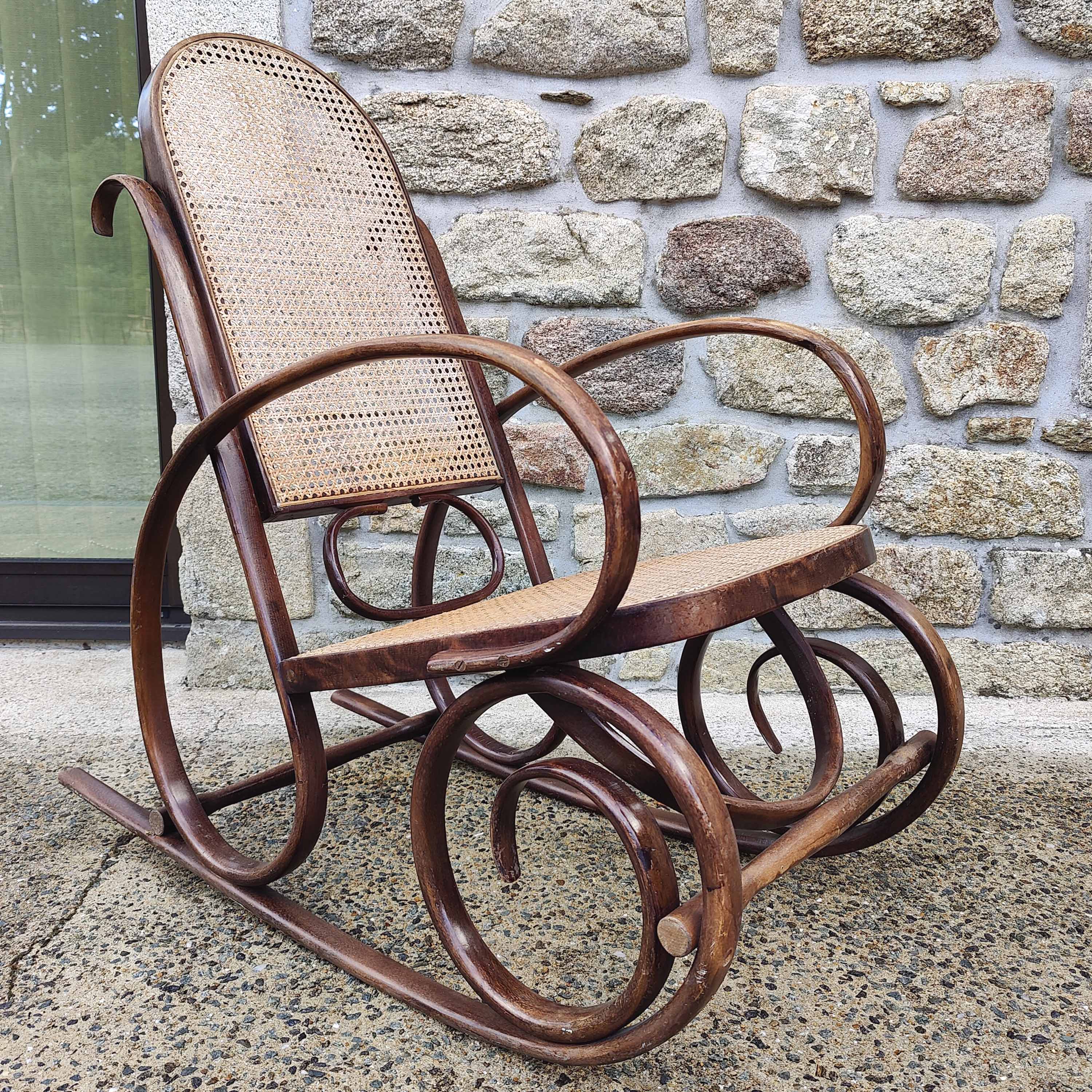 Rocking-chair cannage and curved wood