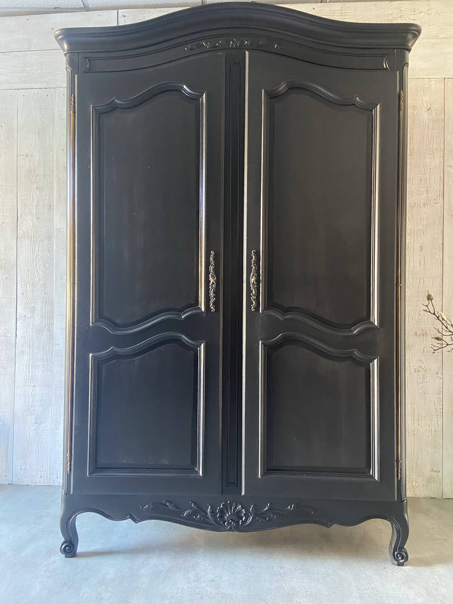 Armoire « chapeau de gendarme »