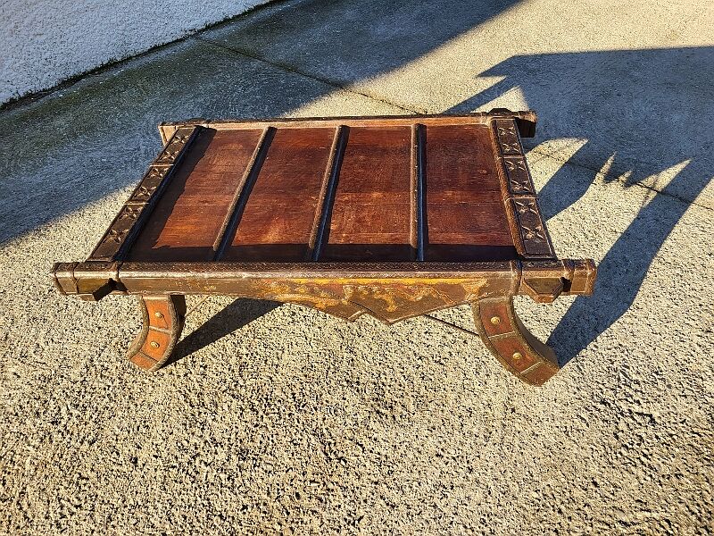 Coffee table in metal and copper wood
