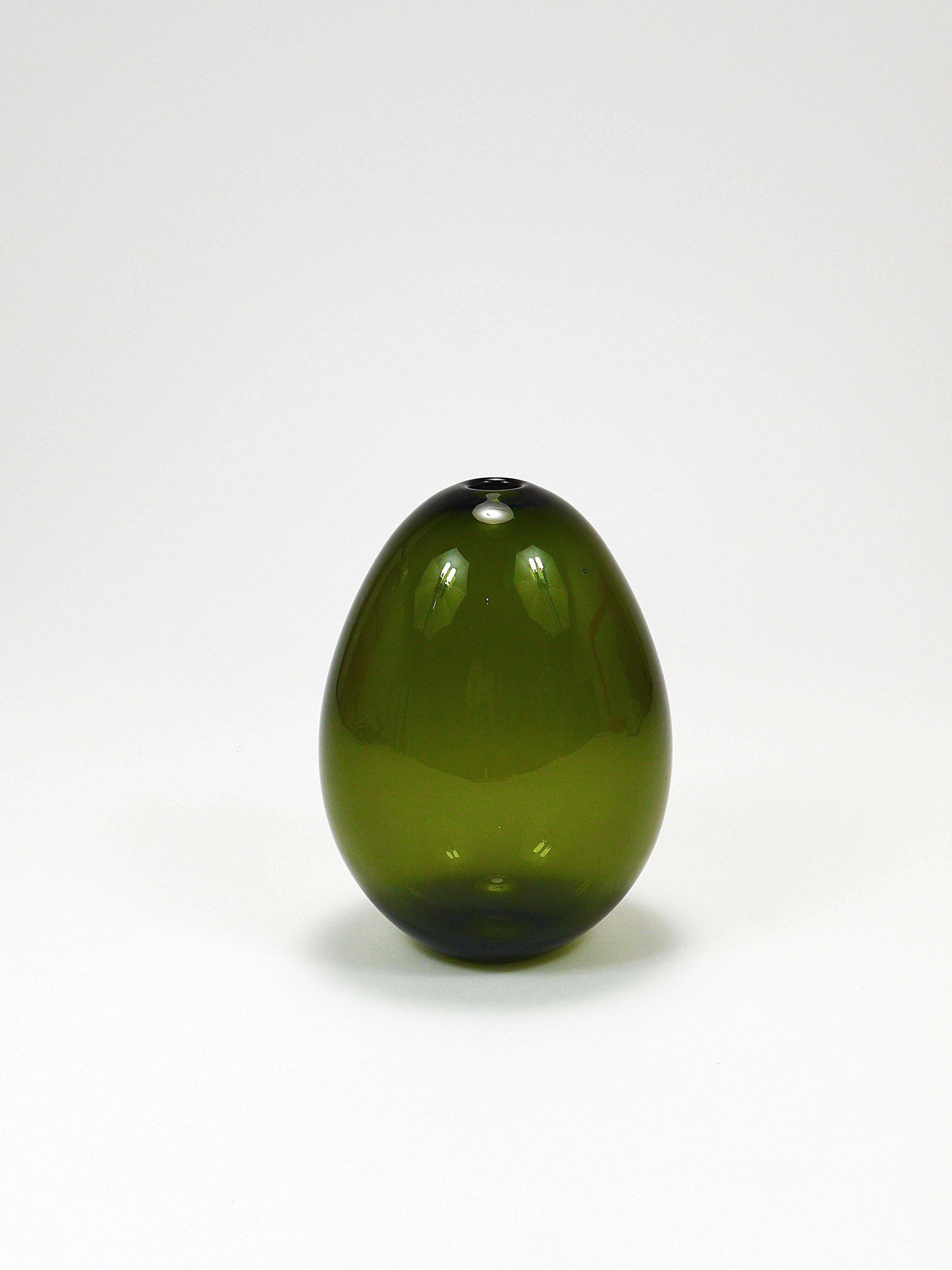 Art glass vase Saippuakupla green soap by Kaj Franck, Nuutajärvi Finland.
