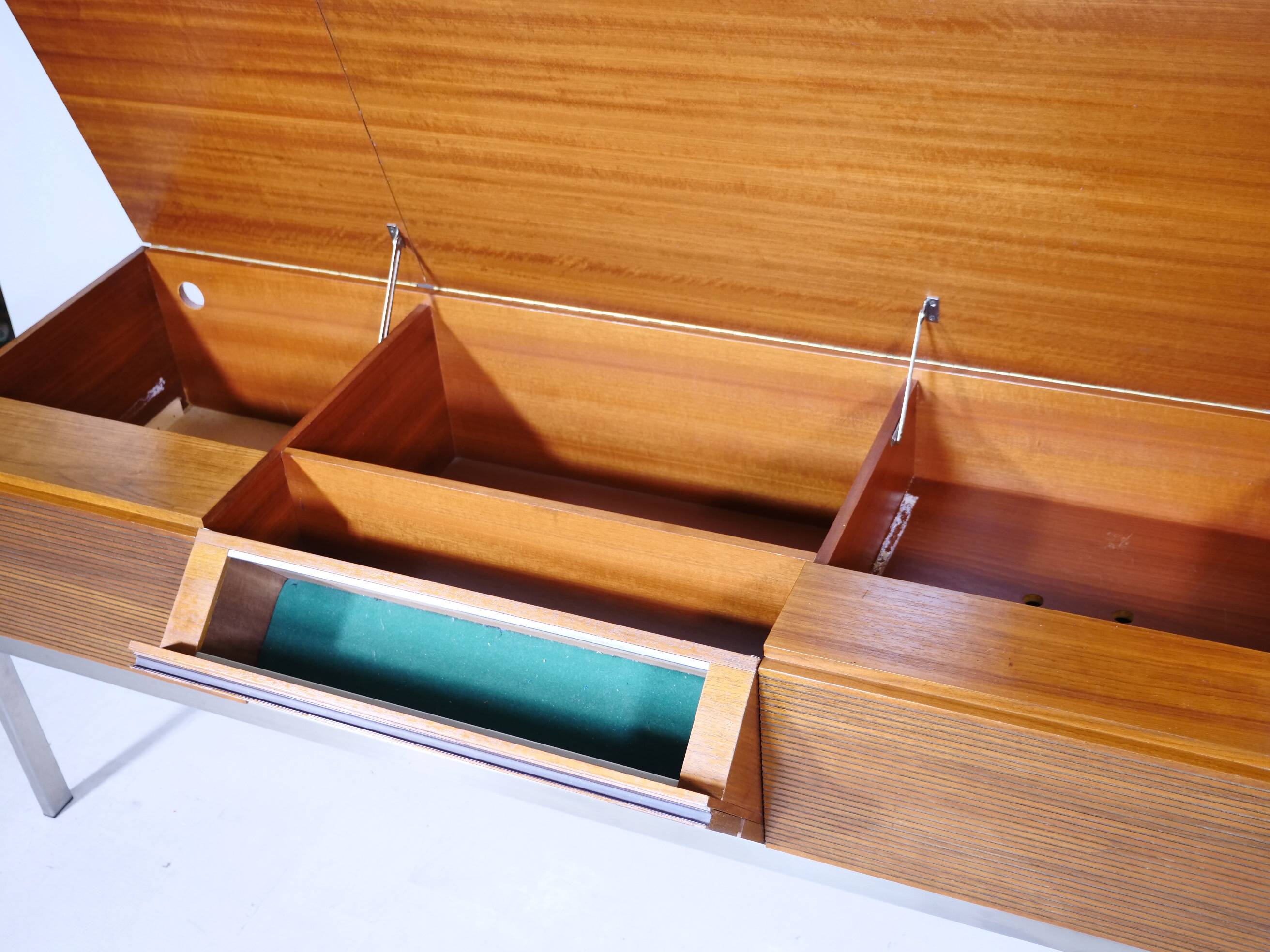 Meuble bas audio de style mid-century en bois et métal, années 1960