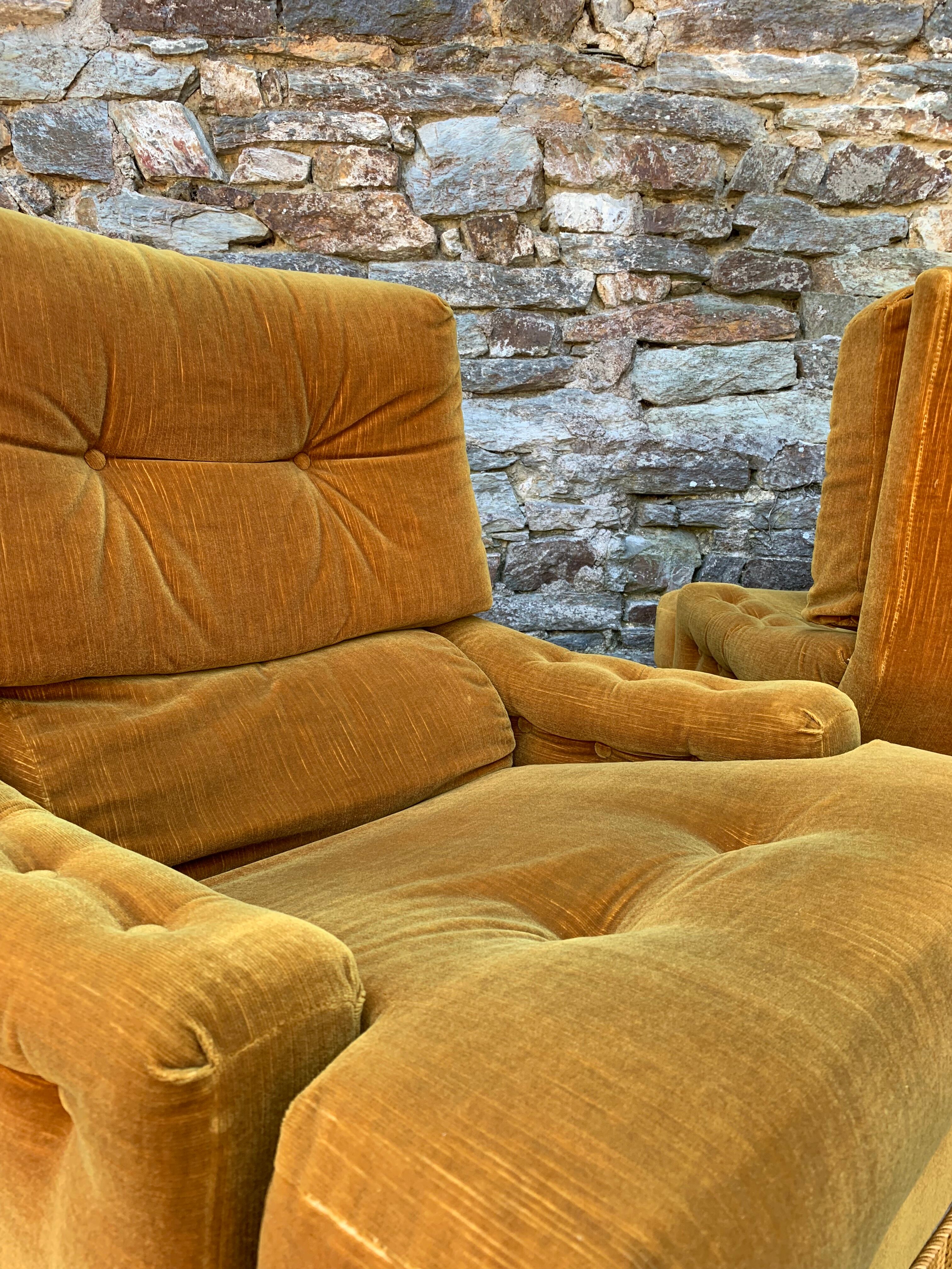 Paire de fauteuils crapauds doré en velours