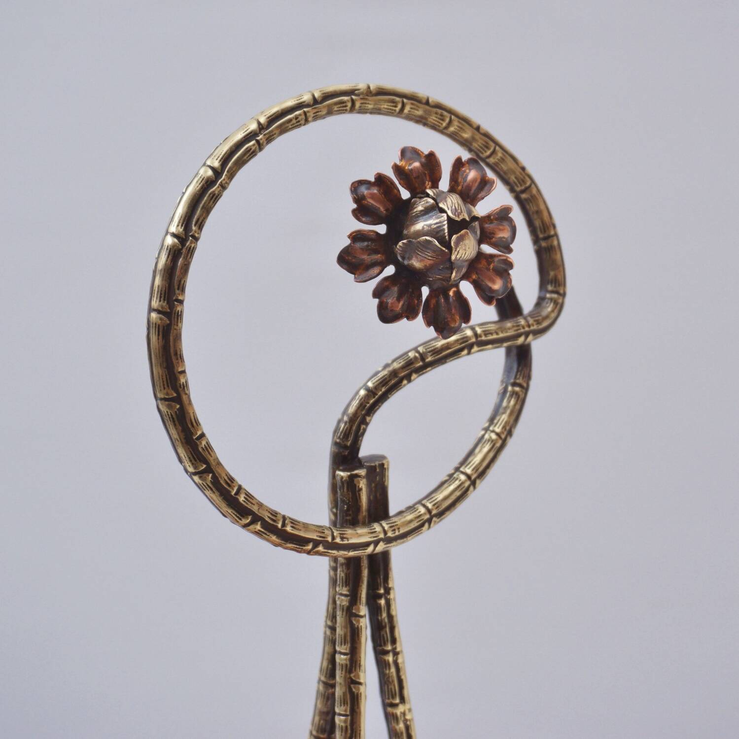 Présentoir à gâteaux antique en laiton, bambou et cuivre, acanthe, mouvement esthétique, Townshends, années 1880