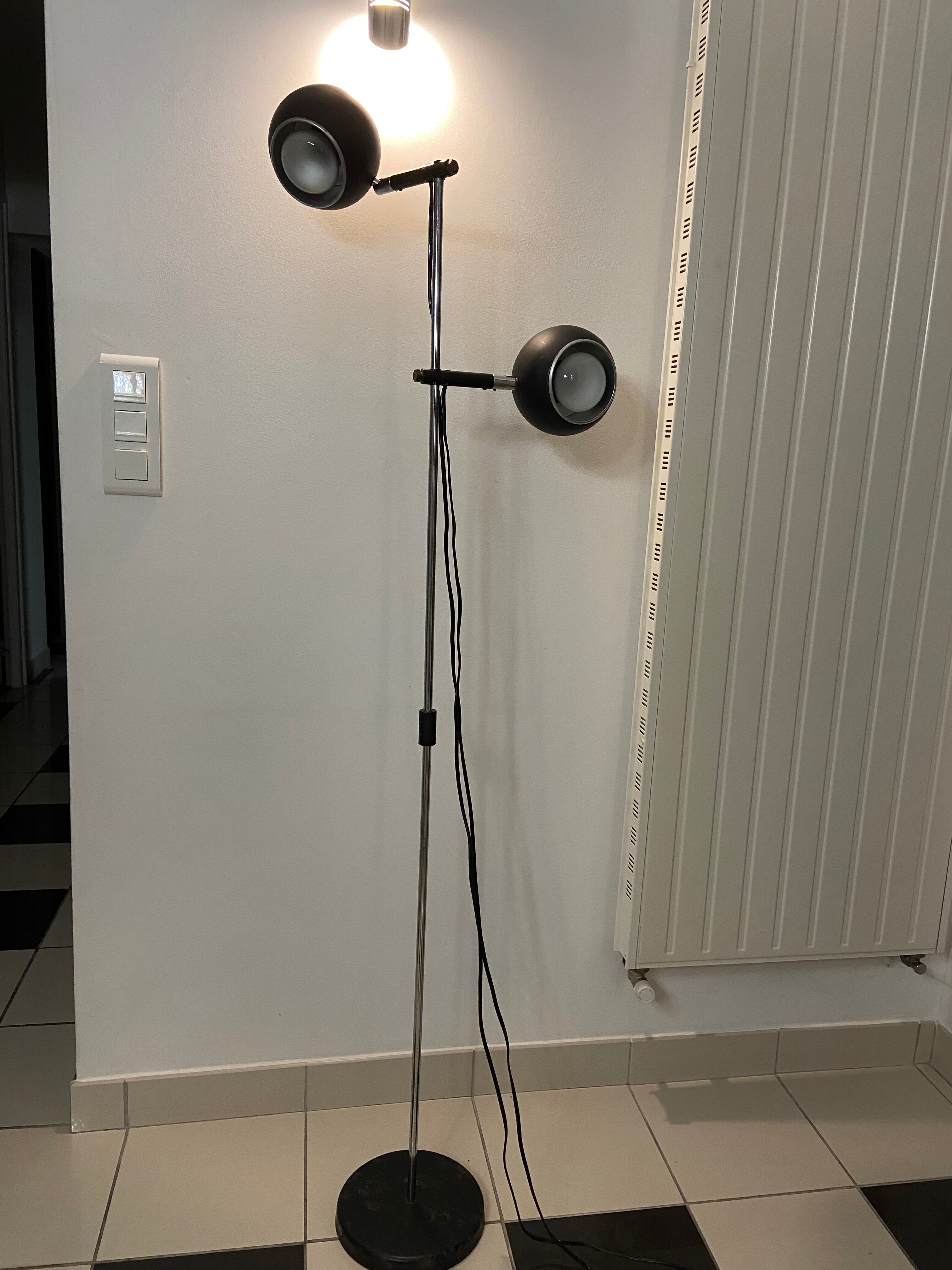 Eye ball floor lamp