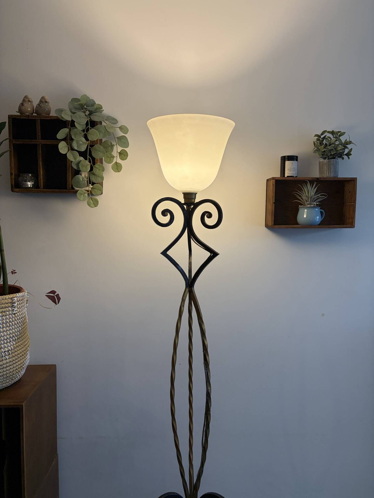 Vintage floor lamp in wrought iron and opaline.