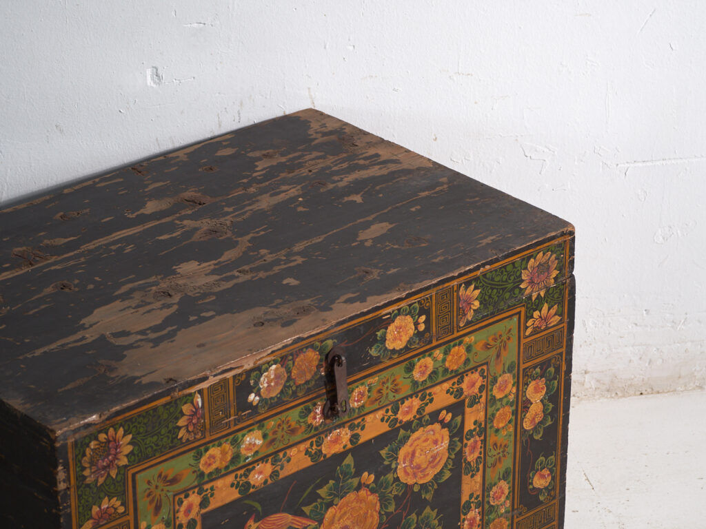 Antique chest painted in pine wood – China, around 1900