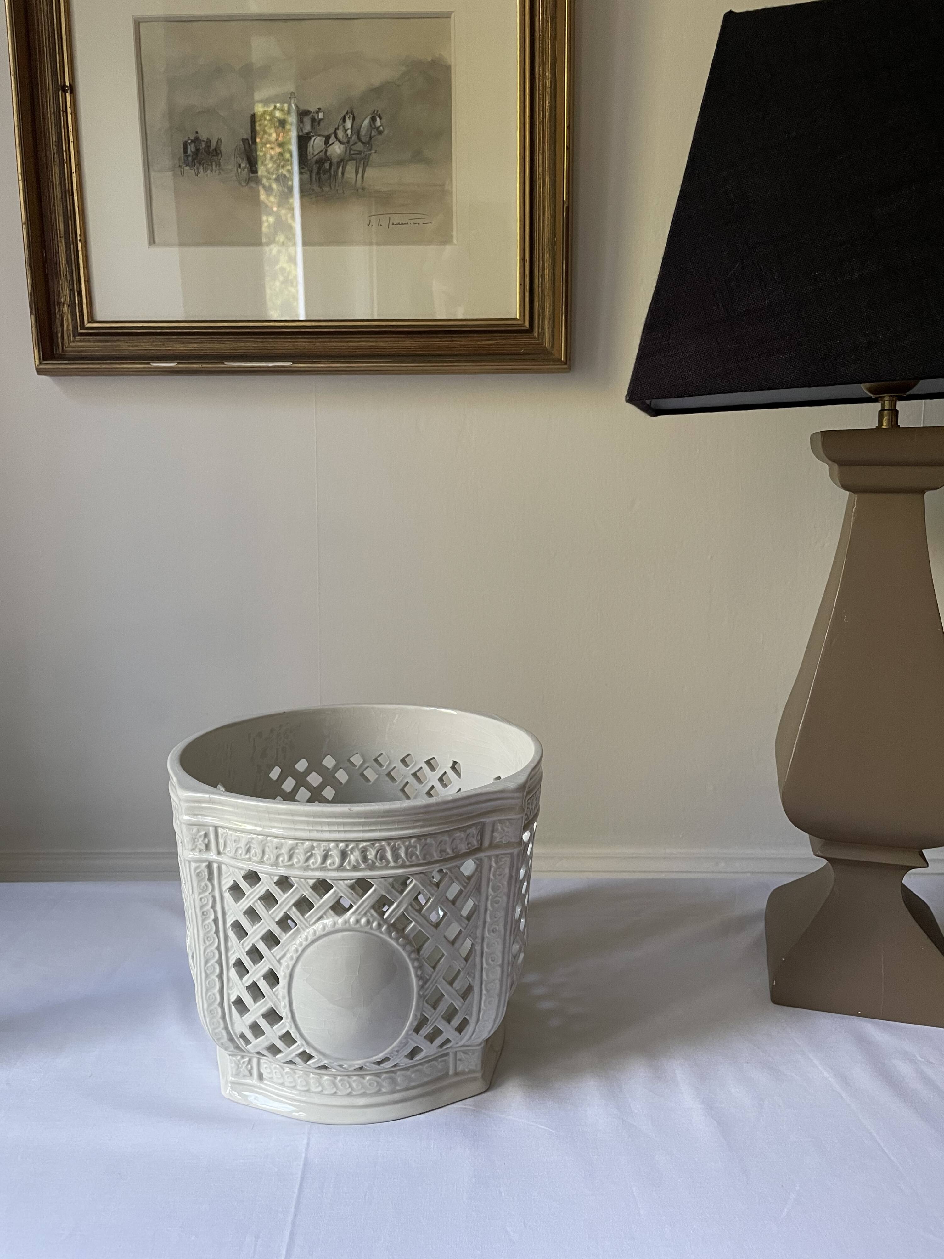 Reticulated pot cover in Italian porcelain