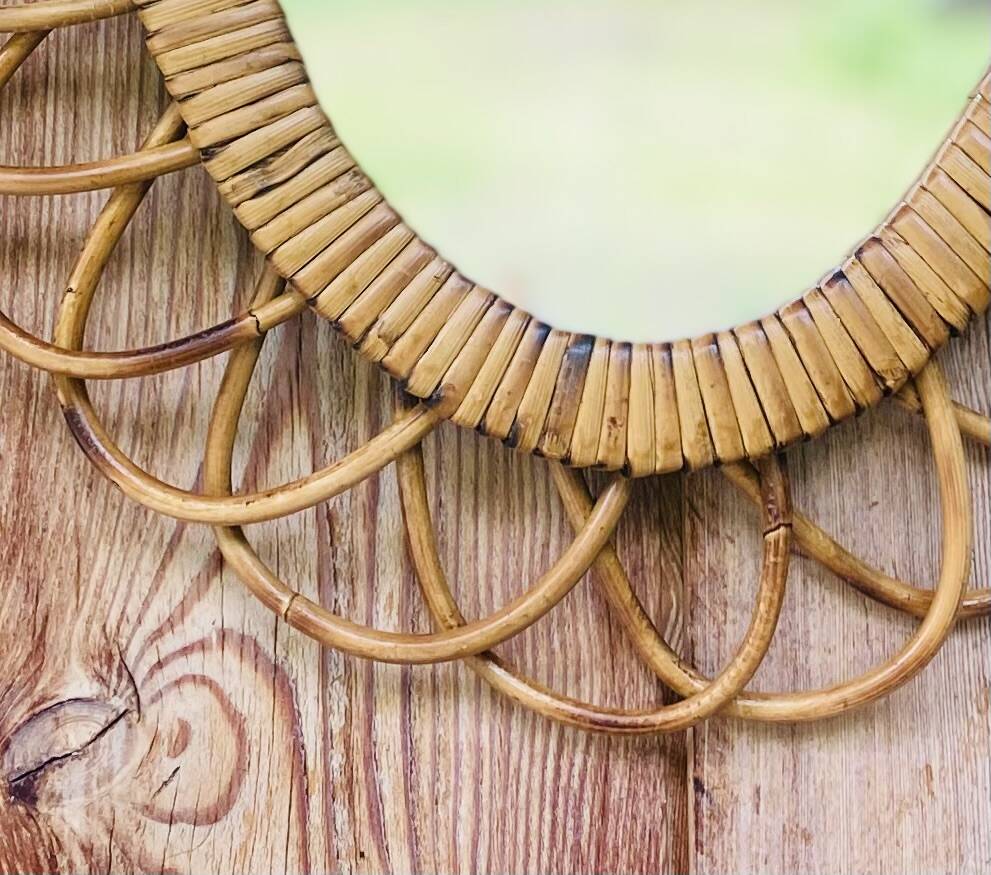 Vintage oval rattan mirror from the 60s/70s.