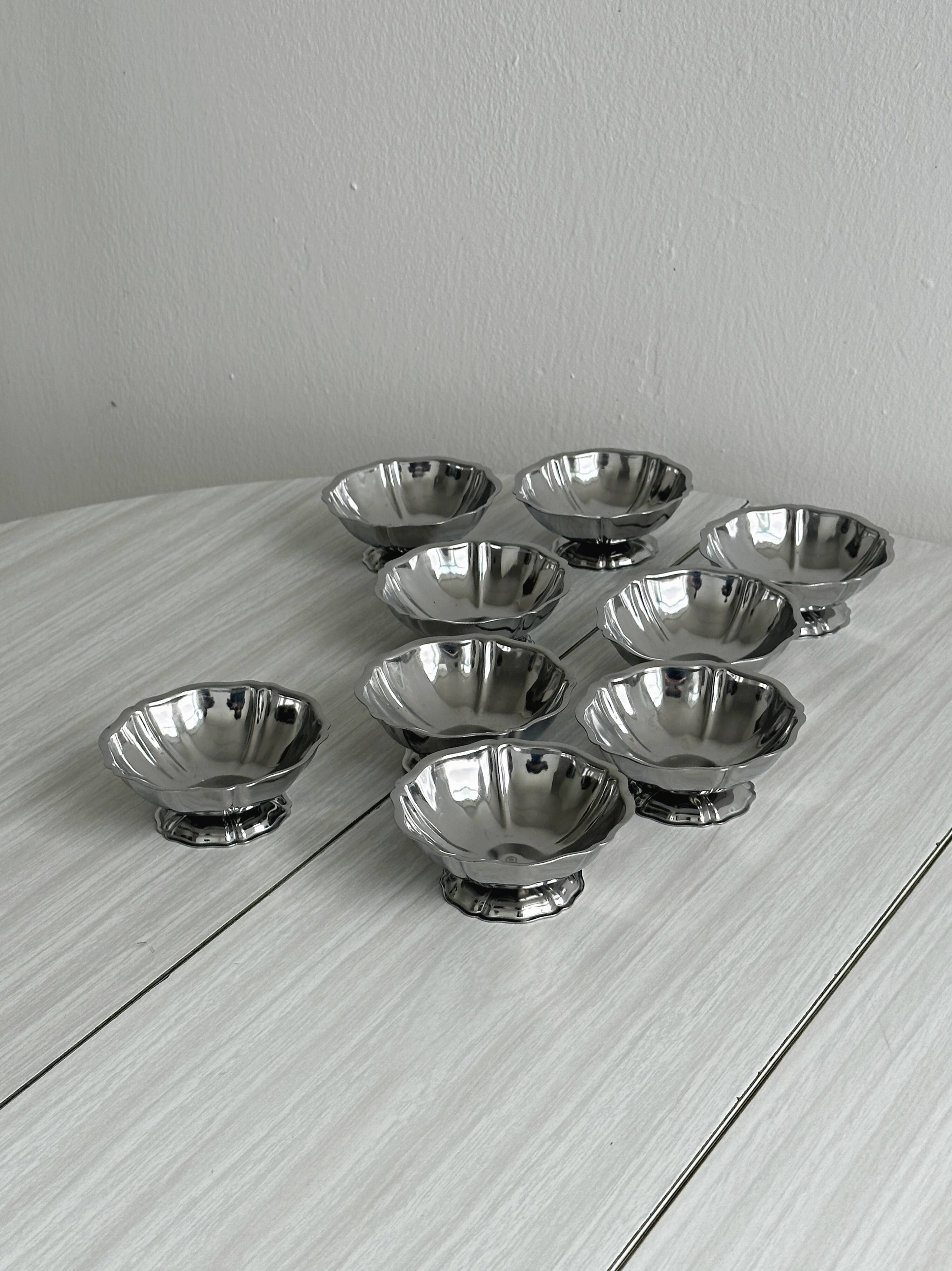Lot de 9 coupelles basses en métal inox brillant