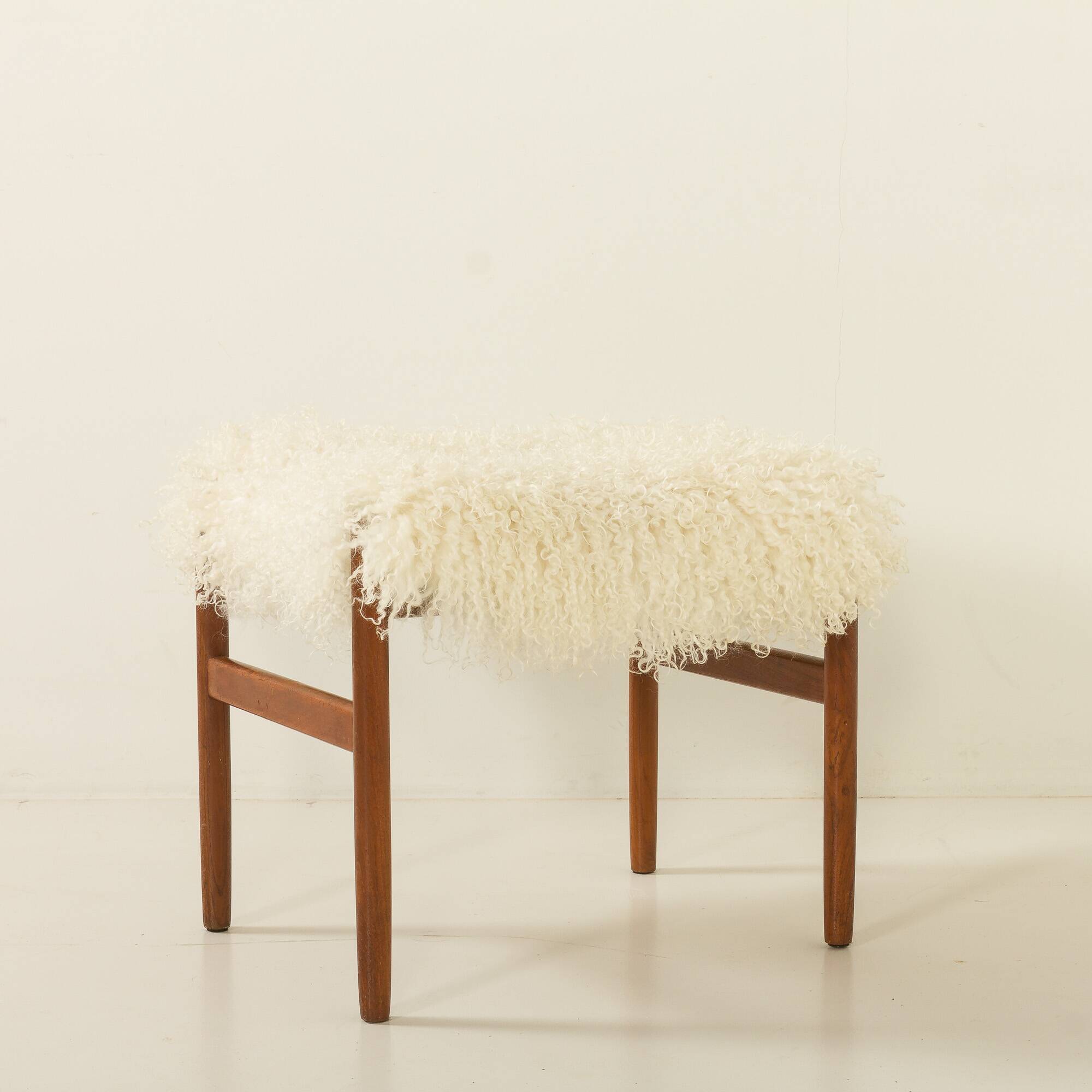 Pouf en teck danois des années 60 recouvert de peau de mouton à poils longs.