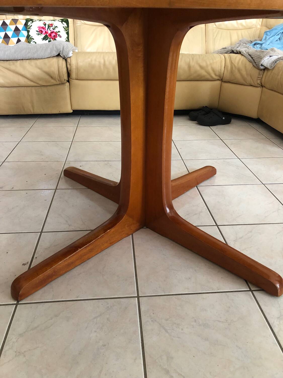 Baumann extendable round table