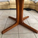 Baumann extendable round table