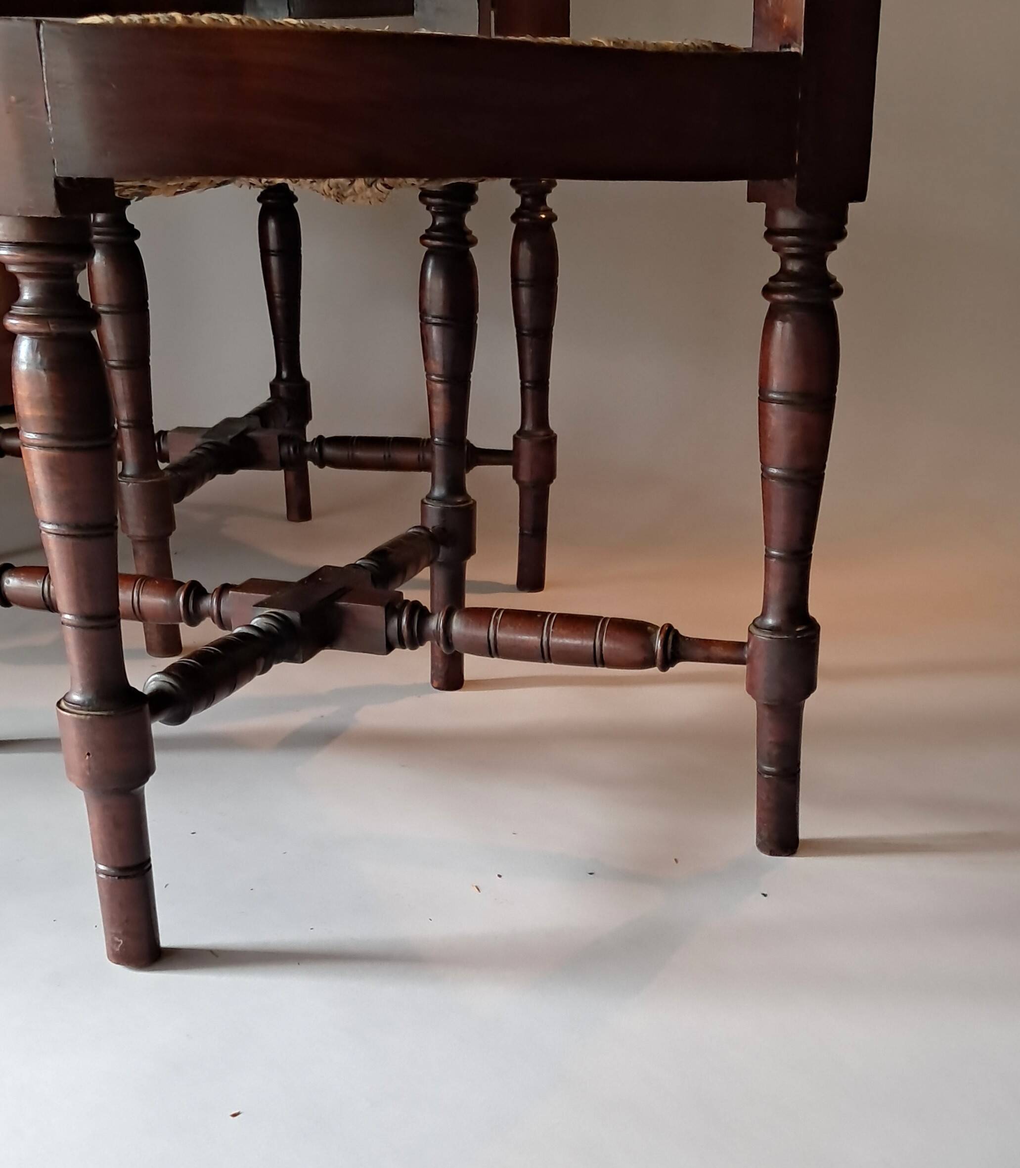Paire de fauteuils d'angle paillés Jungerstil en acajou 1900.