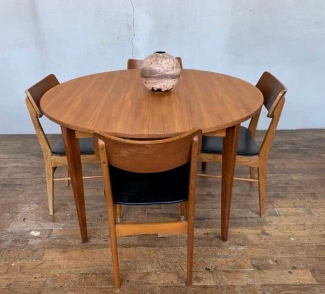 Round table in teak with vintage butterfly extension from the 1960s