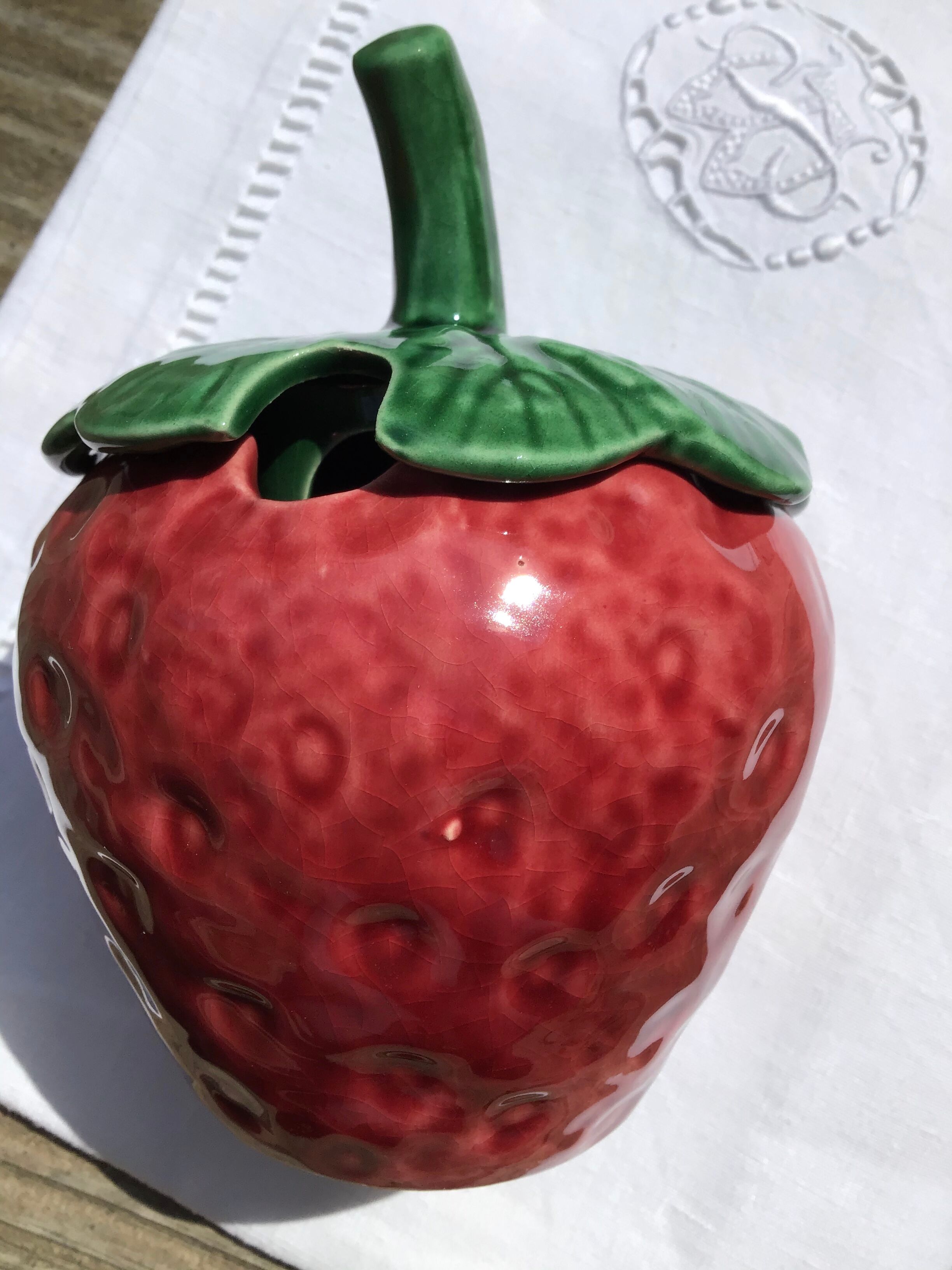 Barbotine strawberry jam pot